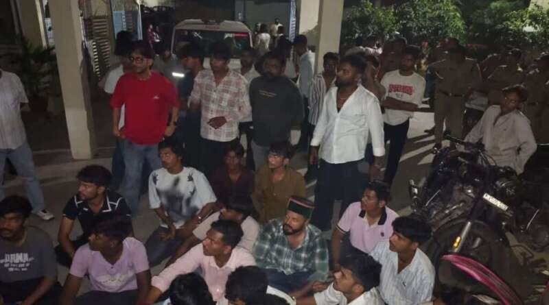 चेकिंग के दौरान ABVP कार्यकर्ता से मारपीट का आरोप, देर रात तक थाने में हंगामा; दो पुलिसकर्मी लाइन हाजिर
