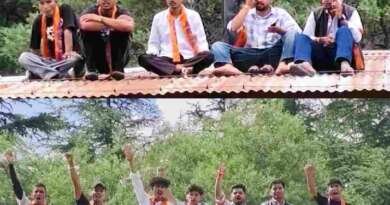लोहाघाट कॉलेज में छात्रों का हाईवोल्टेज प्रदर्शन, सात छात्र छत पर चढ़े