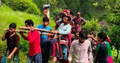 चार घंटे कंधों पर जिंदगी! बैल के हमले में घायल ग्रामीण को डोली में ढोकर सड़क तक पहुंचाया