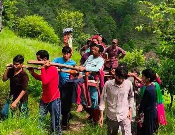 चार घंटे कंधों पर जिंदगी! बैल के हमले में घायल ग्रामीण को डोली में ढोकर सड़क तक पहुंचाया