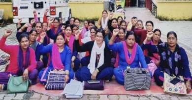मानदेय बढ़ाने और सरकारी कर्मचारी का दर्जा देने की मांग को लेकर आशा कार्यकर्ताओं का धरना