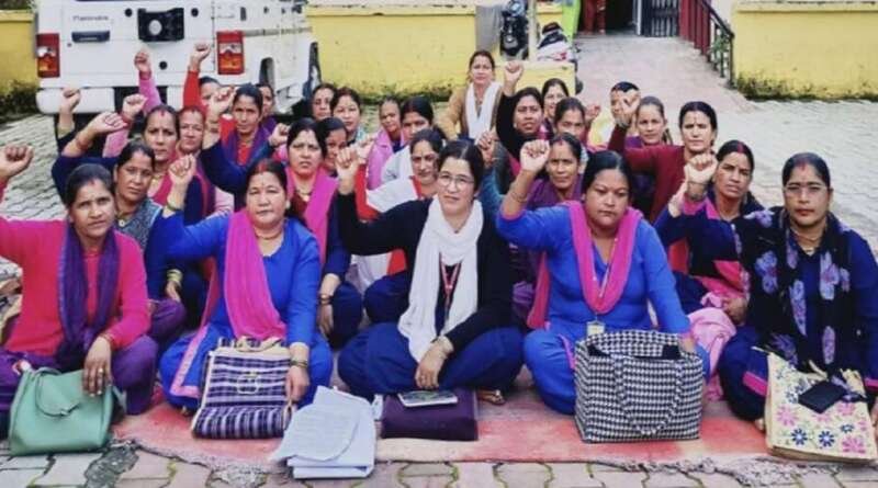 मानदेय बढ़ाने और सरकारी कर्मचारी का दर्जा देने की मांग को लेकर आशा कार्यकर्ताओं का धरना