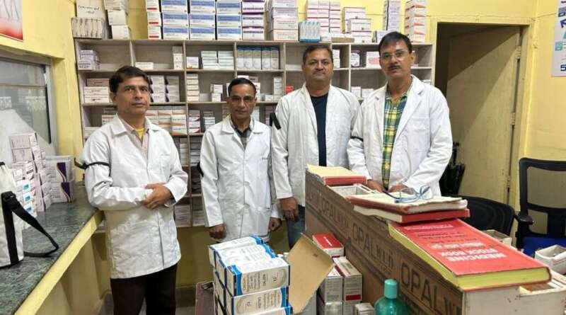 पांच सूत्रीय मांगों को लेकर फार्मासिस्टों का आंदोलन शुरू, चम्पावत में काला फीता बांधकर जताया विरोध