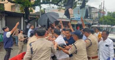 सीएम को काले झंडे दिखाने जा रहे कांग्रेसियों को पुलिस ने रोका, तीखी नोकझोंक