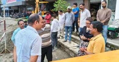 खटकाना पुल के पास पेयजल लाइन कार्य का डीएम ने किया निरीक्षण, तेजी और गुणवत्ता के निर्देश