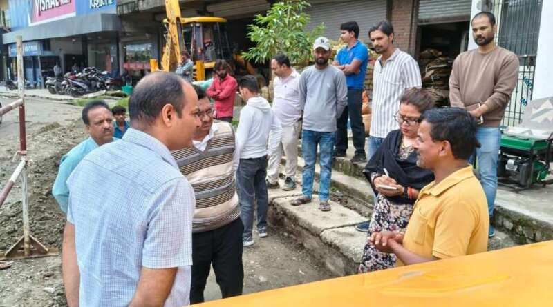खटकाना पुल के पास पेयजल लाइन कार्य का डीएम ने किया निरीक्षण, तेजी और गुणवत्ता के निर्देश