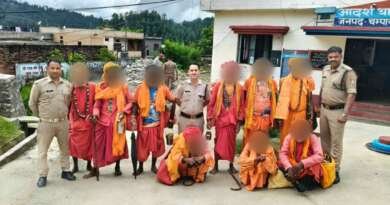 लोहाघाट जन्माष्टमी मेले में पुलिस की बड़ी कार्रवाई, साधु के भेष में घूम रहे 8 लोगों का चालान