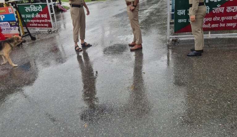 भारी बारिश में मुस्तैद चम्पावत पुलिस, संवेदनशील क्षेत्रों से सड़कों तक कड़ी निगरानी