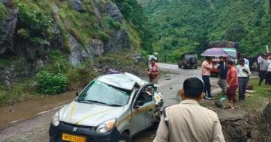दर्दनाक हादसा : सड़क पर खड़ी अल्टो कार पर गिरा बोल्डर, एक युवक की मौत
