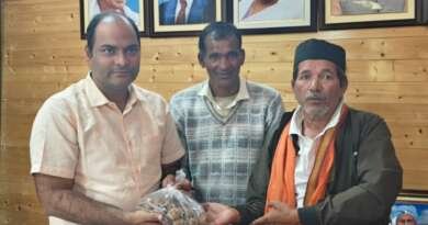 चम्पावत : बागवानी से समृद्धि की ओर बढ़ रहे किसान, जिलाधिकारी ने प्रगतिशील कृषकों के प्रयासों को सराहा