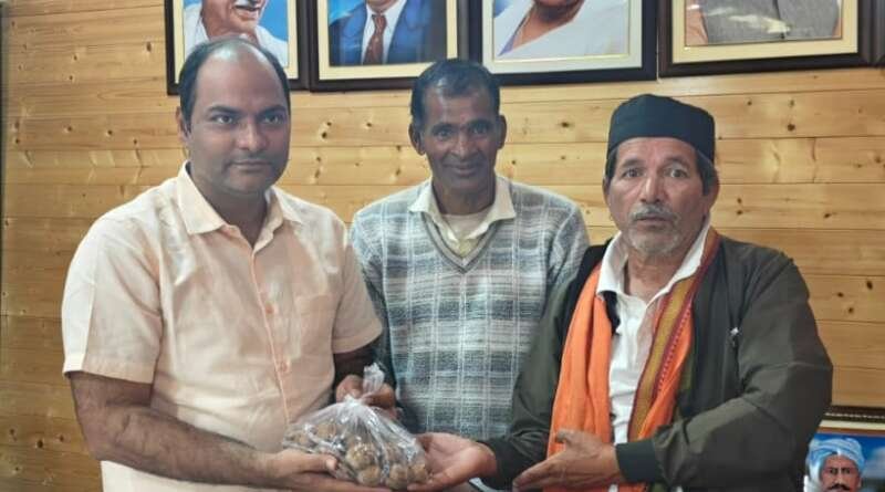 चम्पावत : बागवानी से समृद्धि की ओर बढ़ रहे किसान, जिलाधिकारी ने प्रगतिशील कृषकों के प्रयासों को सराहा