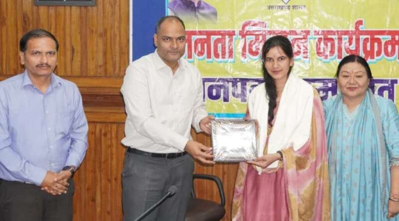 गोल्डन इंपैक्ट अचीवर अवॉर्ड से सम्मानित लता गहतोड़ी व शिक्षक रवीश पचौली को डीएम ने दी बधाई