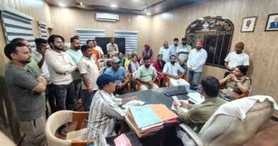 टनकपुर : सुरक्षा दीवार निर्माण को लेकर थ्वालखेड़ा के ग्रामीणों में आक्रोश, एसडीएम से मिले