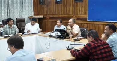 चम्पावत : 25 करोड़ से अधिक की विकास परियोजनाओं पर डीएम की नजर, काम में तेजी के निर्देश