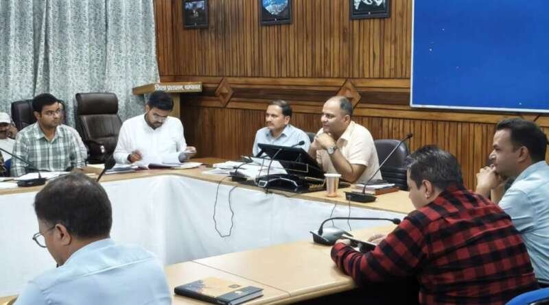 चम्पावत : 25 करोड़ से अधिक की विकास परियोजनाओं पर डीएम की नजर, काम में तेजी के निर्देश