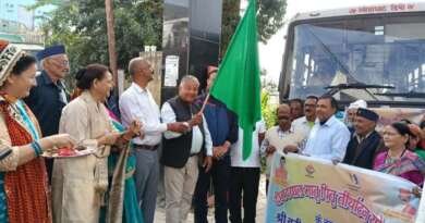 चम्पावत से बद्रीनाथ धाम के लिए 35 श्रद्धालुओं का दल रवाना