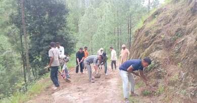 3 किमी सड़क में 2.5 किमी ग्रामीणों ने श्रमदान से काटी, वन भूमि के हिस्से में मशीन से मलबा हटाने की मांग