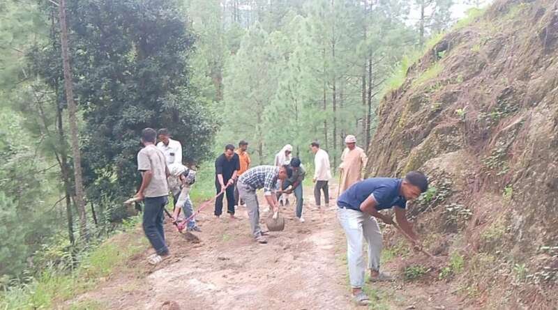 3 किमी सड़क में 2.5 किमी ग्रामीणों ने श्रमदान से काटी, वन भूमि के हिस्से में मशीन से मलबा हटाने की मांग