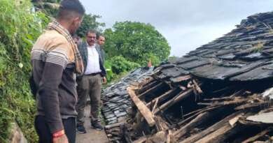 4 किमी पैदल चलकर आपदा प्रभावित गांव पहुंचे एसडीएम, क्षतिग्रस्त भवनों का लिया जायजा