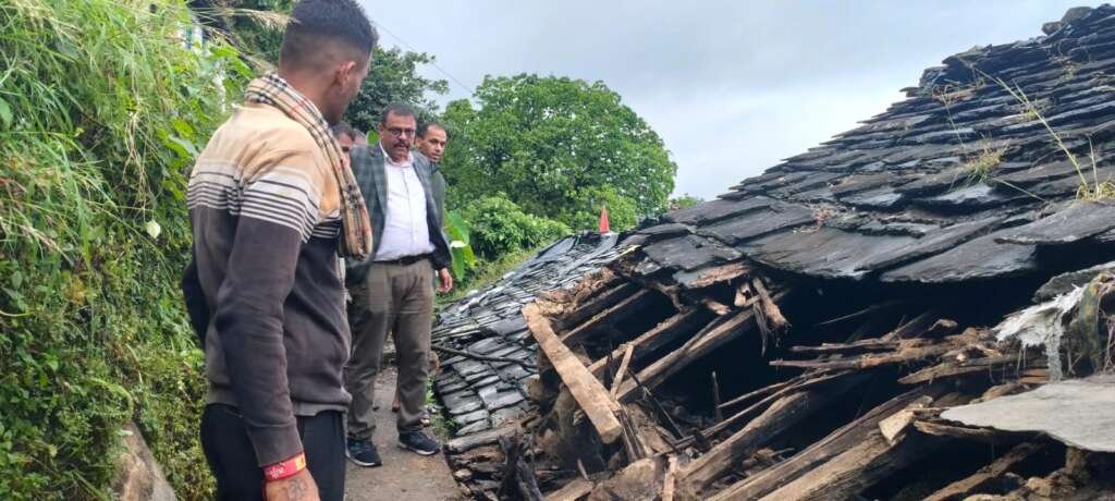 4 किमी पैदल चलकर आपदा प्रभावित गांव पहुंचे एसडीएम, क्षतिग्रस्त भवनों का लिया जायजा