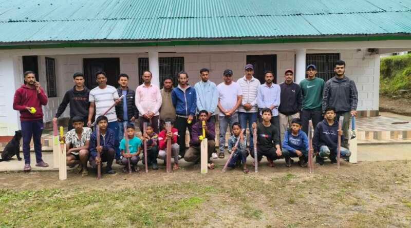 चम्पावत : युवाओं को बांटी क्रिकेट किट, खेलों से जुड़ने और नशे से दूर रहने का दिया संदेश