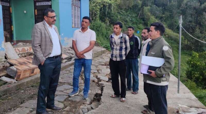चनोला तोक में क्षतिग्रस्त आंगन से आवासीय भवन को खतरा, परिवार सुरक्षित स्थान पर शिफ्ट