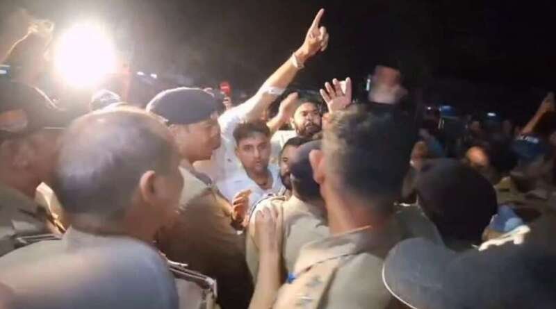 हल्द्वानी कोतवाली के बाहर यूथ कांग्रेस का प्रदर्शन, प्रदेश अध्यक्ष विशाल भोजक हिरासत में