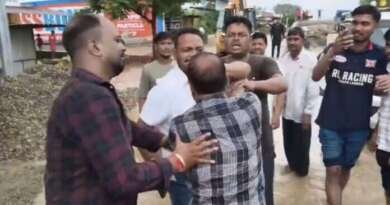 बाजपुर में PWD जेई से अभद्रता और मारपीट का आरोप, चेहरे पर कीचड़ पोतने का VIDEO वायरल