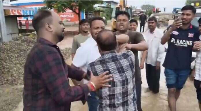 बाजपुर में PWD जेई से अभद्रता और मारपीट का आरोप, चेहरे पर कीचड़ पोतने का VIDEO वायरल