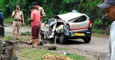 घाट-पनार सड़क पर कार पर गिरा भारी बोल्डर, बड़ा हादसा टला