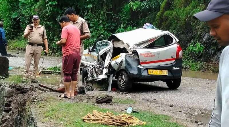 घाट-पनार सड़क पर कार पर गिरा भारी बोल्डर, बड़ा हादसा टला