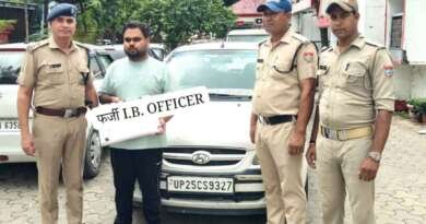 नीली बत्ती और ‘भारत सरकार’ का बोर्ड लगाकर घूम रहा था फर्जी IB अधिकारी, पुलिस ने दबोचा