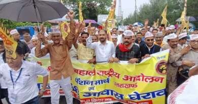ओपीएस को लेकर देहरादून में कर्मचारियों का हल्ला बोल, सीएम आवास कूच से मचा हड़कंप