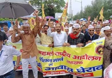 ओपीएस को लेकर देहरादून में कर्मचारियों का हल्ला बोल, सीएम आवास कूच से मचा हड़कंप