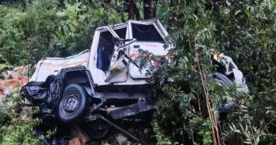 मेले से लौट रहे ग्रामीणों का बोलेरो कैंपर 200 मीटर गहरी खाई में गिरा, एक की मौत; 11 घायल