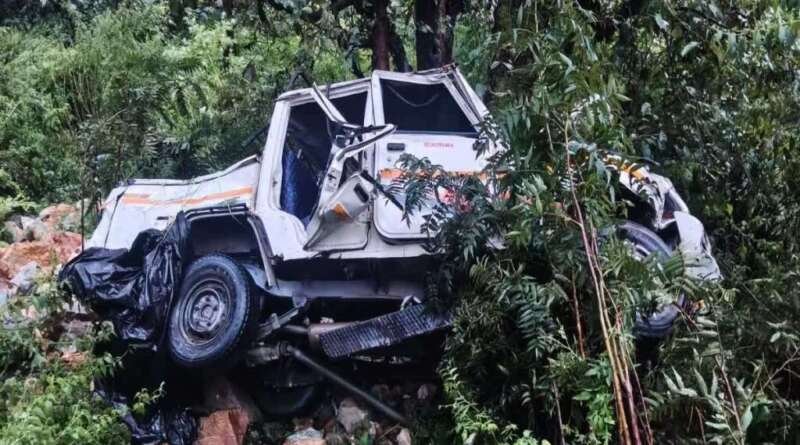 मेले से लौट रहे ग्रामीणों का बोलेरो कैंपर 200 मीटर गहरी खाई में गिरा, एक की मौत; 11 घायल