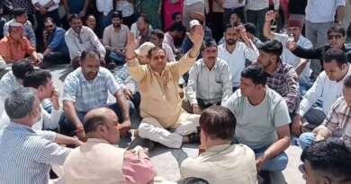अपने ही मंत्री के खिलाफ सड़क पर उतरे भाजपा कार्यकर्ता, खजान दास के आवास पर धरना