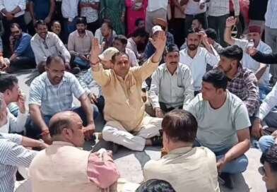 अपने ही मंत्री के खिलाफ सड़क पर उतरे भाजपा कार्यकर्ता, खजान दास के आवास पर धरना