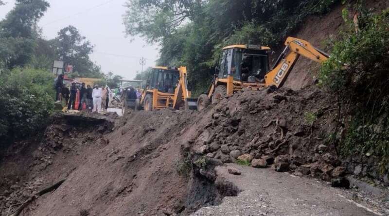 मसूरी-देहरादून मार्ग पर फिर टूटा पहाड़, पानी वाले बैंड के पास सड़क का बड़ा हिस्सा बहा; यातायात ठप