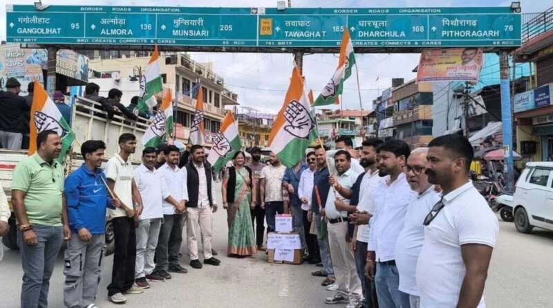 किच्छा विधायक से मारपीट के विरोध में चम्पावत में कांग्रेस का प्रदर्शन, भाजपा सरकार का पुतला फूंका
