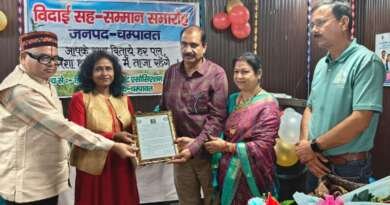 चम्पावत : 41 साल की राजकीय सेवा के बाद सेवानिवृत्त हुए कैलाश चंद्र नैलवाल, जिला अस्पताल में दी भावभीनी विदाई