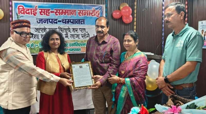 चम्पावत : 41 साल की राजकीय सेवा के बाद सेवानिवृत्त हुए कैलाश चंद्र नैलवाल, जिला अस्पताल में दी भावभीनी विदाई