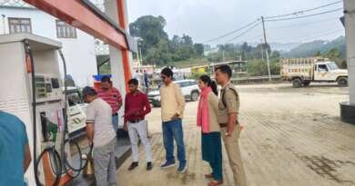चम्पावत : पेट्रोल पंपों पर प्रशासन की छापेमारी, घटतौली और मिलावट की जांच
