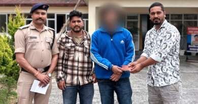 चम्पावत : सड़क पर मिला 8,700 रुपये और जरूरी दस्तावेजों से भरा पर्स, अजय व हरगोविन्द ने पुलिस को सौंपकर दिखाई ईमानदारी