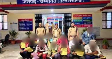 सार्वजनिक स्थानों पर शराब पीने वालों पर लोहाघाट पुलिस का शिकंजा, 13 के चालान