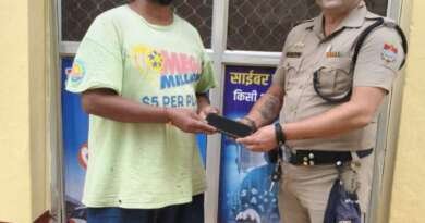 टनकपुर पुलिस ने नेपाल निवासी का खोया मोबाइल खोजकर लौटाया, चेहरे पर लौटी मुस्कान