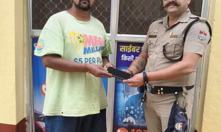 टनकपुर पुलिस ने नेपाल निवासी का खोया मोबाइल खोजकर लौटाया, चेहरे पर लौटी मुस्कान