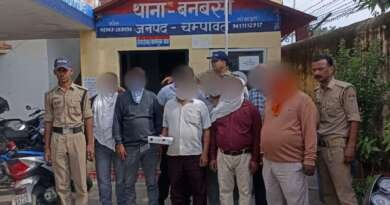 बनबसा में जुआ खेलते 8 लोग गिरफ्तार, ₹21,170 बरामद; 5 मोटरसाइकिलें सीज