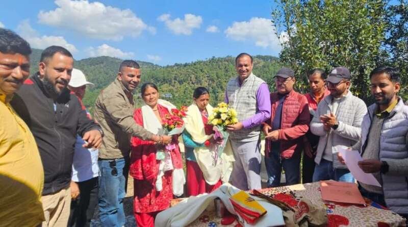 ‘मुख्यमंत्री कैंप कार्यालय आपके द्वार’ से गांवों तक पहुंची मदद, बच्चों को खेल किट और मंदिरों-महिला समूहों को बर्तन वितरित