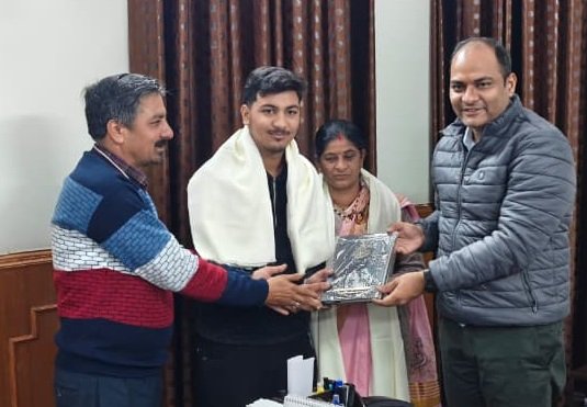 40 हजार में सोलर कार बनाने वाले राहुल नरियाल सम्मानित, डीएम ने माता-पिता को भी किया सम्मानित